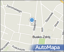 Urzędnicy i obywatele przed budynkiem Starostwa Stopnickiego z siedzibą w Busku-Zdroju