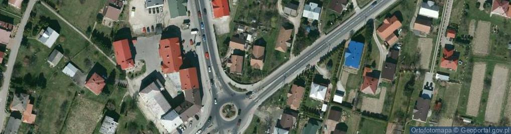 Zdjęcie satelitarne Dwór, kościół, park, usługi