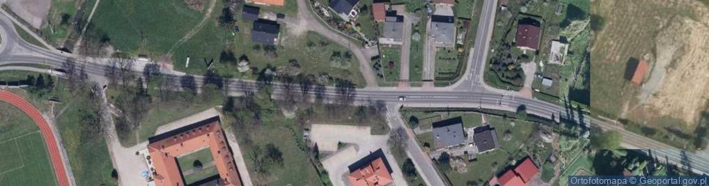 Zdjęcie satelitarne Pałac, kościół, usługi