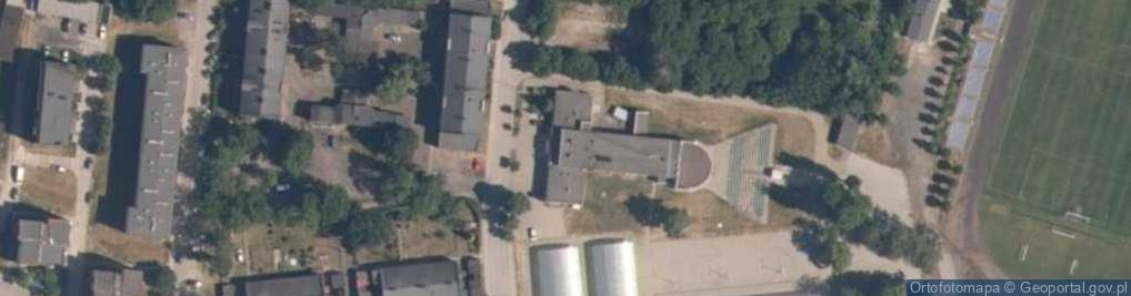 Zdjęcie satelitarne Gminny Ośrodek Kultury i Sportu im. Jana Justyny w Moszczenicy