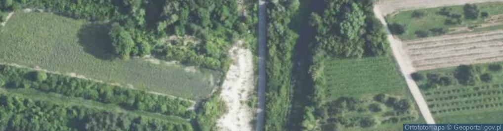 Zdjęcie satelitarne Kamieniołom opok z czertami wieku turońskiego w skarpie doliny