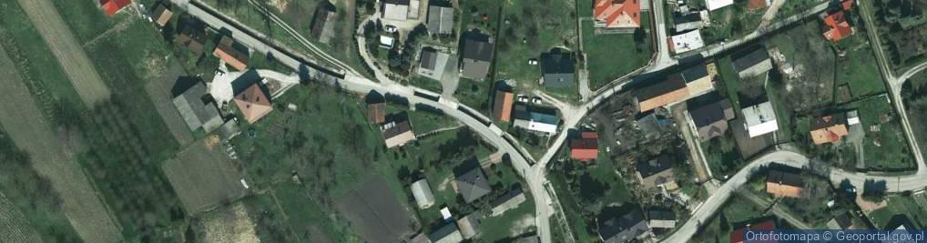 Zdjęcie satelitarne Koryto potoku drogą przez wieś