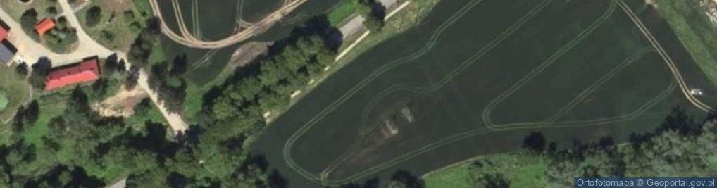 Zdjęcie satelitarne Plac i tor do nauki jazdy konnej