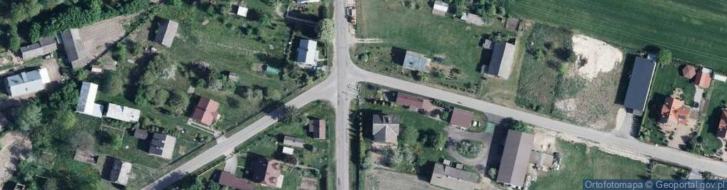 Zdjęcie satelitarne 2 metalowe krzyże a po środku drewniany