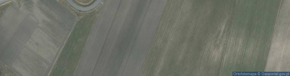 Zdjęcie satelitarne Drewniany krzyż na środku pola