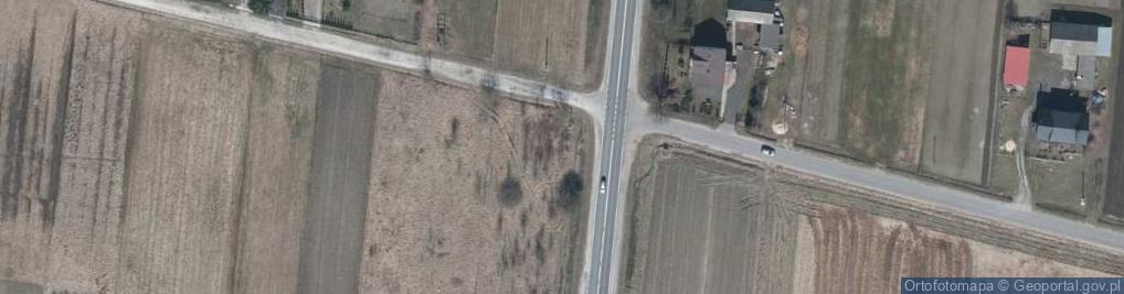 Zdjęcie satelitarne Drewniany krzyż z ukrzyżowanym Chrystusem