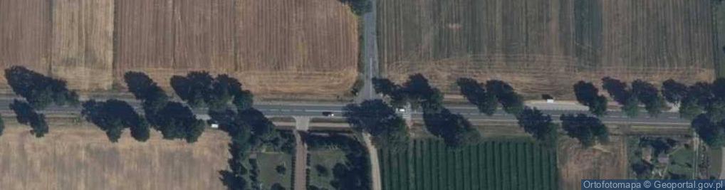 Zdjęcie satelitarne Kamienny krzyż oraz Matką Boską
