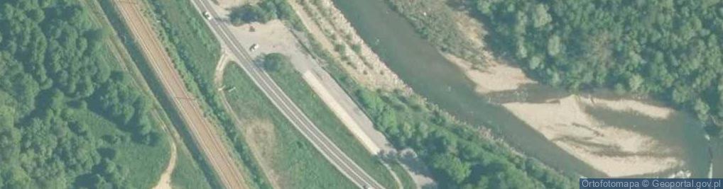 Zdjęcie satelitarne Bezpłatny, przy drodze krajowej nr 28.