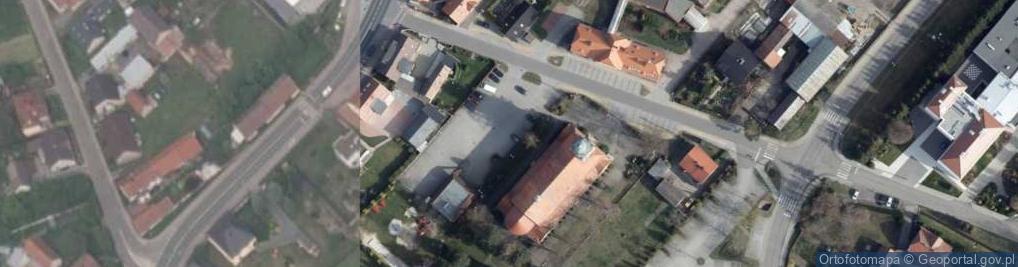 Zdjęcie satelitarne parking przy kościele