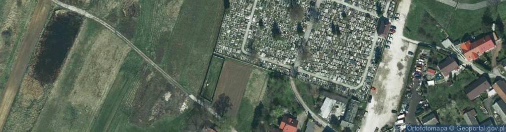 Zdjęcie satelitarne Mogiła - pomnik ofiar pacyfikacji II wojny światowej.