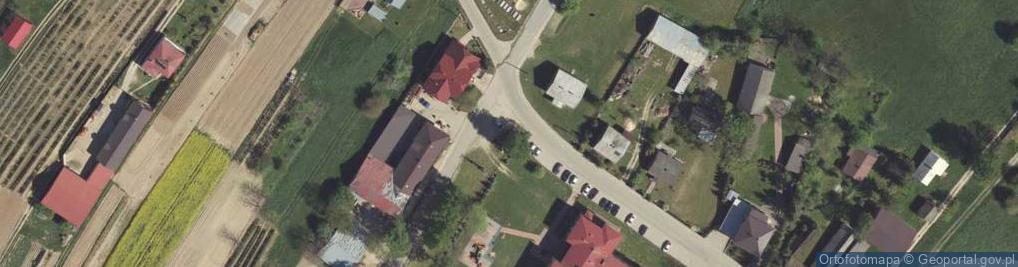 Zdjęcie satelitarne Obelisk pamiątkowy poświęcony poległym w czasie II wojny świato