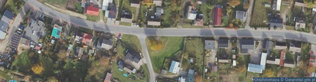 Zdjęcie satelitarne Obelisk poświęcony jest pamięci żołnierzy Wojska Polskiego i Ar