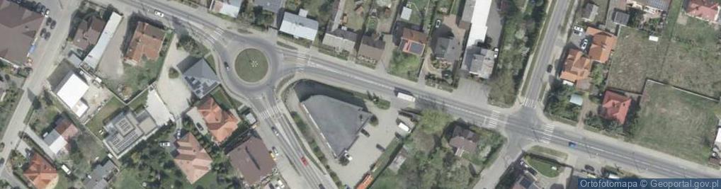 Zdjęcie satelitarne Pamiątkowy głaz usytuowany w miejscu dawnego gimnazjumm