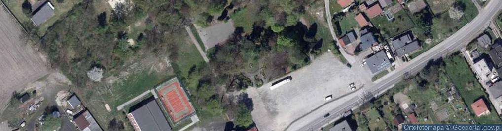 Zdjęcie satelitarne Pomnik ku czci dow. plutonu Piotra Furgoła, rozstrzelanego prze