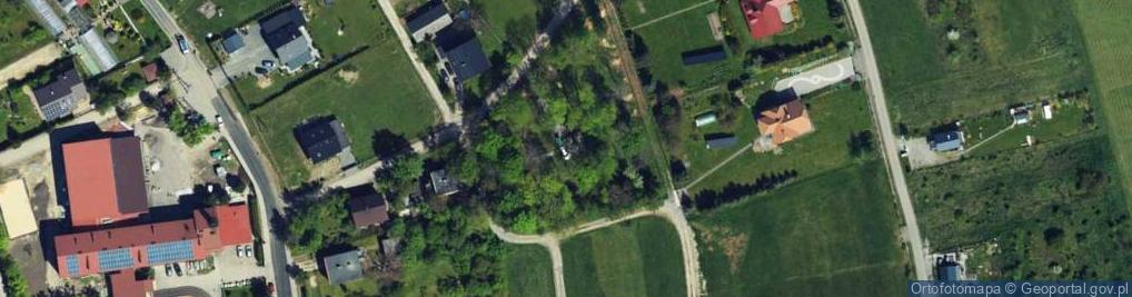 Zdjęcie satelitarne Pomnik ku czci poległych w I i II wojnie światowej, jak też ofi