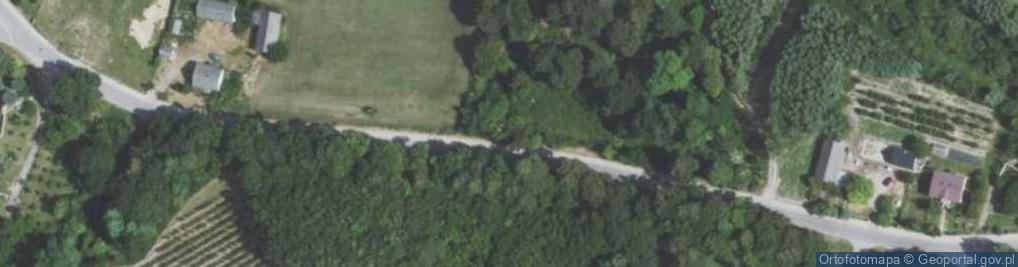 Zdjęcie satelitarne pomnik poświęcony zmarłym