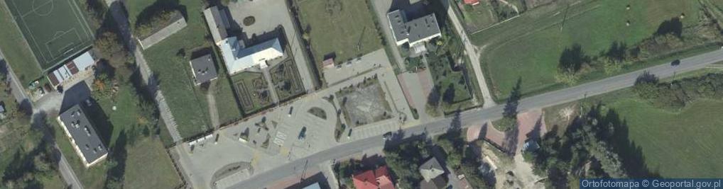 Zdjęcie satelitarne Pomnik w Chołdzie Mieszkańcom Gminy Poległym w Walce o Niepodle