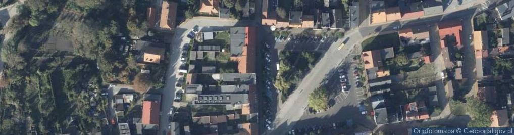 Zdjęcie satelitarne Tablica ku pamięci rozstrzelanych na osieckim rynku