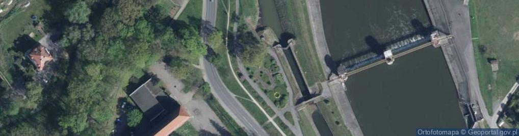 Zdjęcie satelitarne W hołdzie tym którzy podczas powodzi w lipcu 1997 roku ratowal