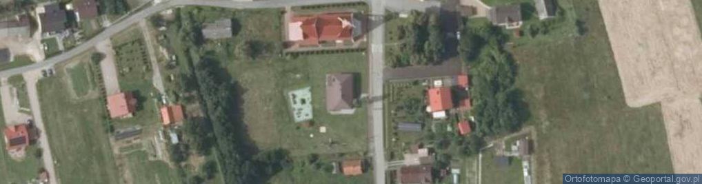 Zdjęcie satelitarne Szkoła Podstawowa Im. Jana Kochanowskiego W Brzeźnicy Wraz Ze Szkołą Podstawową Filialną W Chrząstowicach O Strukturze Obejmującej Klasy I-III