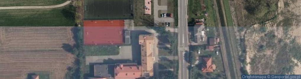 Zdjęcie satelitarne Szkoła Podstawowa Im. Obrońców Dobrzykowa Z 1939 R. W Dobrzykowie