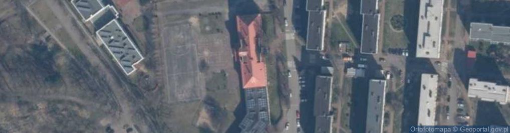 Zdjęcie satelitarne Szkoła Podstawowa W Karlinie Imienia Bohaterów 6 Pomorskiej Dywizji Piechoty