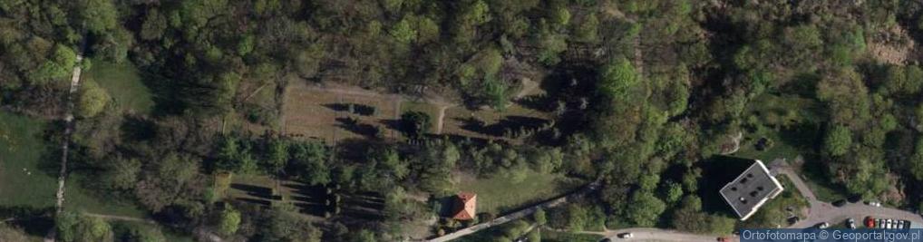 Zdjęcie satelitarne Cmentarz BB tablica ku czci poległych w obozach