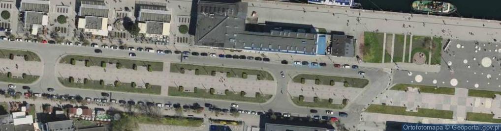Zdjęcie satelitarne Gdynia, reenacting team marching through city