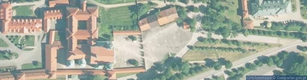Zdjęcie satelitarne Kalwaria Zebrzydowska - domy przy placu przed bazylika - 2010-04-20