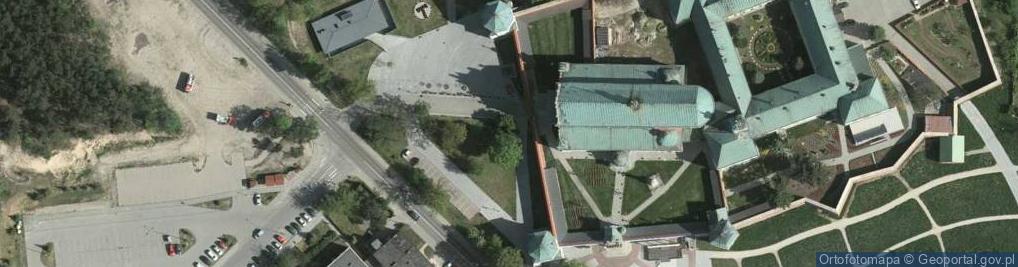 Zdjęcie satelitarne Lezajsk, mury bazyliki i pomnik Jana Pawla II