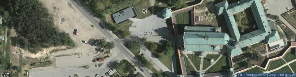 Zdjęcie satelitarne Lezajsk, wejscie do bazyliki