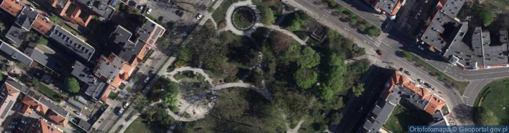 Zdjęcie satelitarne Łuczniczka na tle fary