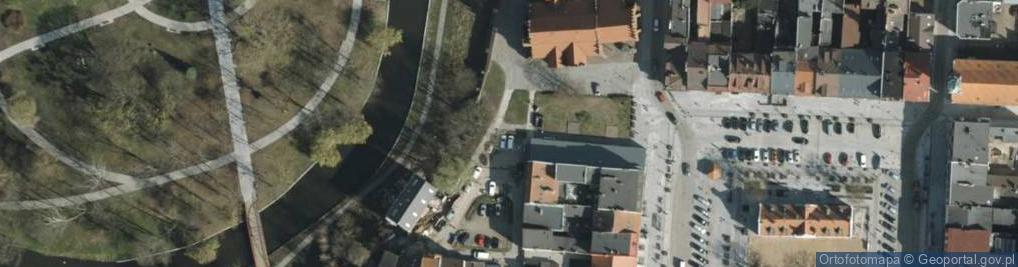 Zdjęcie satelitarne Starogard Gdański, Rynek, kostel sv Mateusze, nasvícená strana