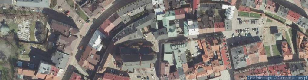Zdjęcie satelitarne Tarnów, centrum města, malba na budově náboženské školy