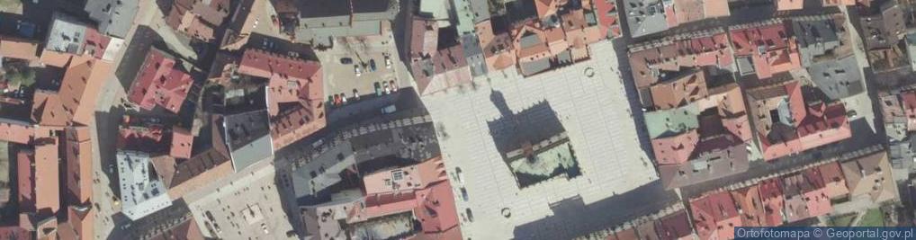Zdjęcie satelitarne Tarnów, centrum města, Rynek, budova radnice s věží
