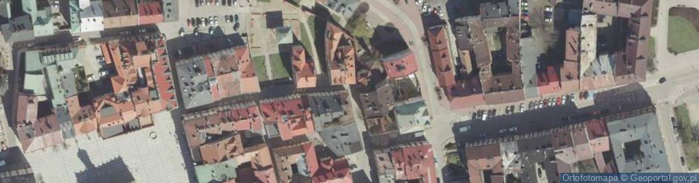 Zdjęcie satelitarne Tarnów, centrum města, tabule připomínající politické vězně