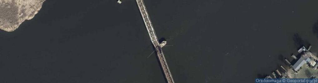 Zdjęcie satelitarne zwodzony most kolejowy [WWŻ12,36]- rz. Regalica [733,7cd.kmOdr