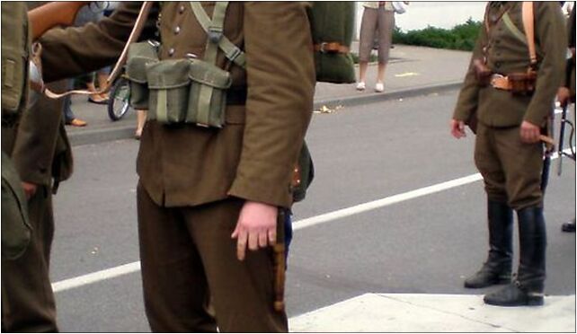 2007.07.21 Gdynia, Polish soldier carrying Anti-tank rifle model 35 or 39 81-345 - Zdjęcia
