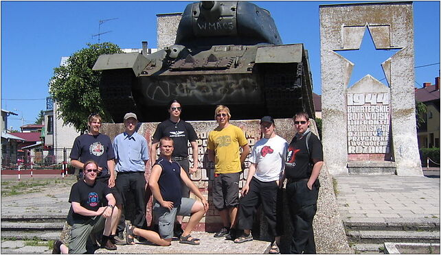 A group of people in front of a T-34-85 tank in Ostrołęka 07-410 - Zdjęcia