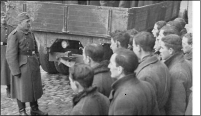 Bundesarchiv Bild 101I-134-0766-21, Polen, Ghetto Warschau, Juden auf LKW od 00-131 do 00-132 - Zdjęcia