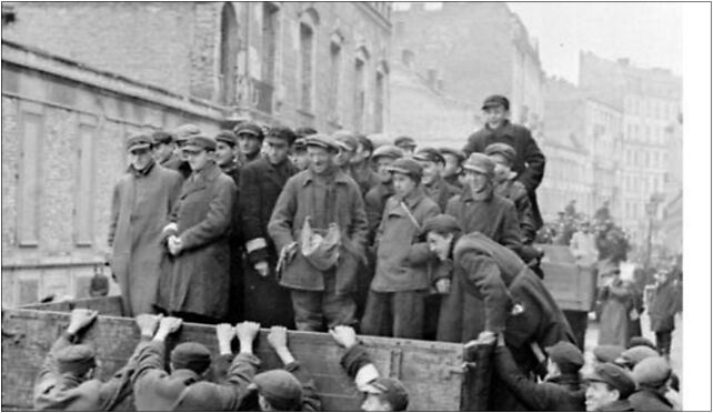 Bundesarchiv Bild 101I-134-0766-23A, Polen, Ghetto Warschau, Juden auf LKW od 00-131 do 00-132 - Zdjęcia