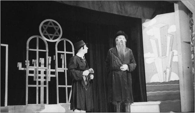 Bundesarchiv Bild 101I-134-0771A-28, Polen, Ghetto Warschau, Musical Rykwele dem Rebns 00-162 - Zdjęcia