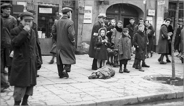 Bundesarchiv Bild 101I-134-0771A-39, Polen, Ghetto Warschau, Kind in Lumpen 00-890 - Zdjęcia