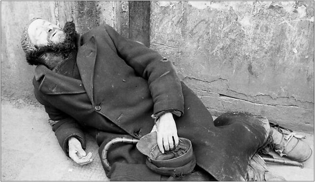 Bundesarchiv Bild 101I-134-0780-07, Polen, Ghetto Warschau, Kranker Jude 00-140 - Zdjęcia