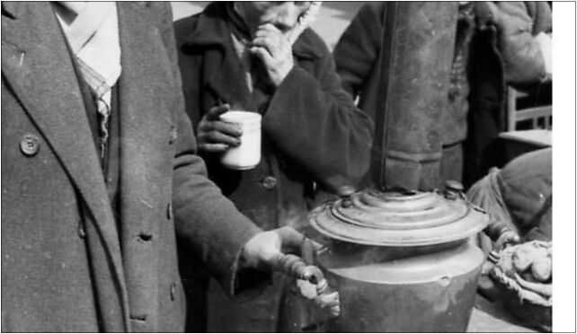 Bundesarchiv Bild 101I-134-0780-29, Polen, Ghetto Warschau, Händler mit Samowar 01-001 - Zdjęcia