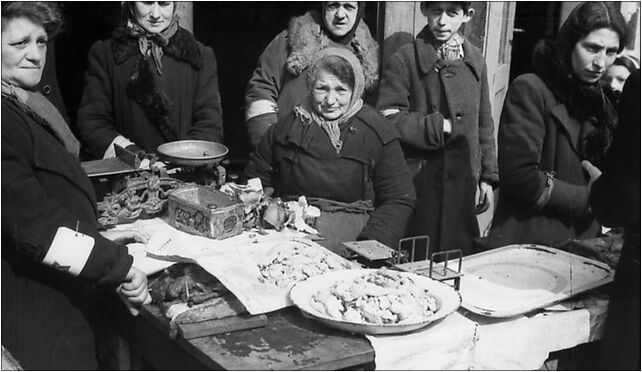 Bundesarchiv Bild 101I-134-0780-30, Polen, Ghetto Warschau, Händlerinnen auf dem Markt 01-001 - Zdjęcia