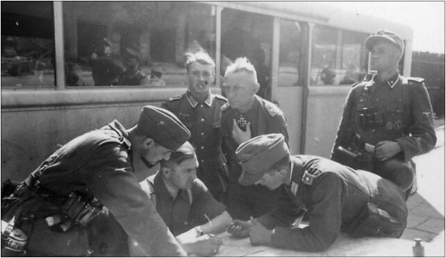 Bundesarchiv Bild 101I-695-0411-01A, Warschauer Aufstand, Offiziersbesprechung 01-134 - Zdjęcia