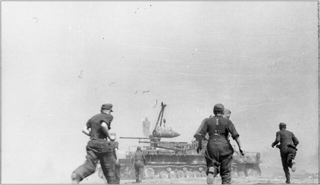 Bundesarchiv Bild 101I-695-0424-17A, Warschauer Aufstand, Mörser Karl od 01-119 do 01-128 - Zdjęcia