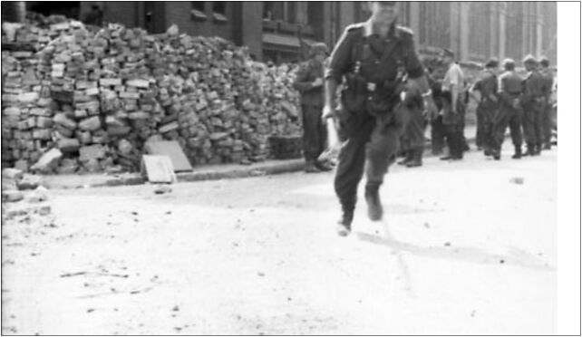 Bundesarchiv Bild 101I-695-0425-10, Warschauer Aufstand, Infanterist 00-138 - Zdjęcia