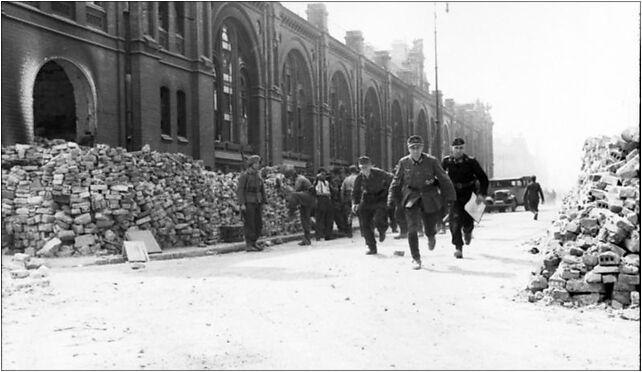 Bundesarchiv Bild 101I-695-0425-11, Warschauer Aufstand, Infanteristen, Panzersoldat 00-138 - Zdjęcia